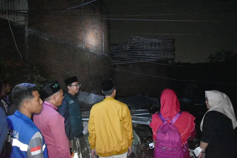 Gerak Cepat, Bupati Gus Muhdlor Kunjungi Korban Angin Puting Beliung di Sidoarjo