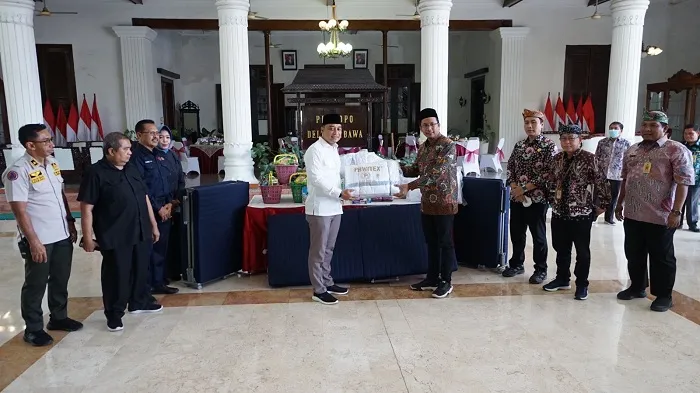 Walikota Surabaya Eri Cahyadi Serahkan Bantuan Korban Angin Puting Beliung Sidoarjo