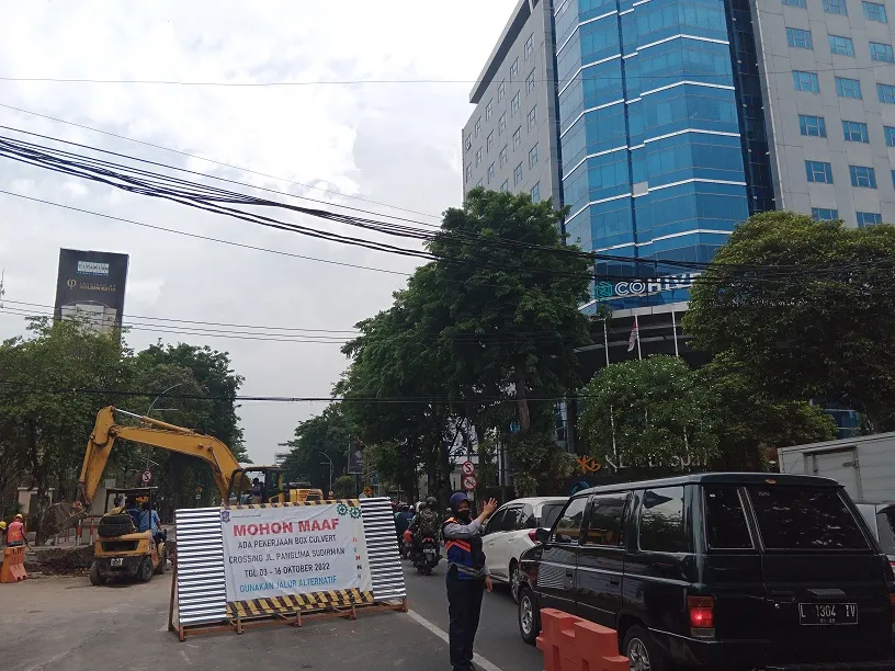 Pemkot Surabaya Kebut Pembangunan Box Culvert, Jalan Panglima Sudirman Macet
