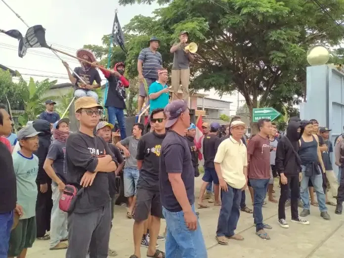 PT Avia Avian Didemo Ratusan Warga Gresik