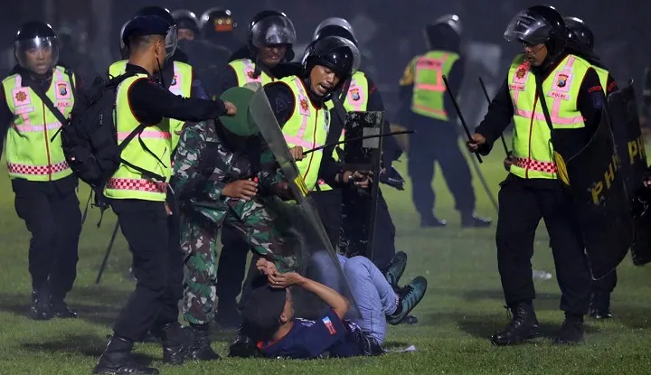 Tanding Malam, Gaet Penonton, Korbankan Suporter