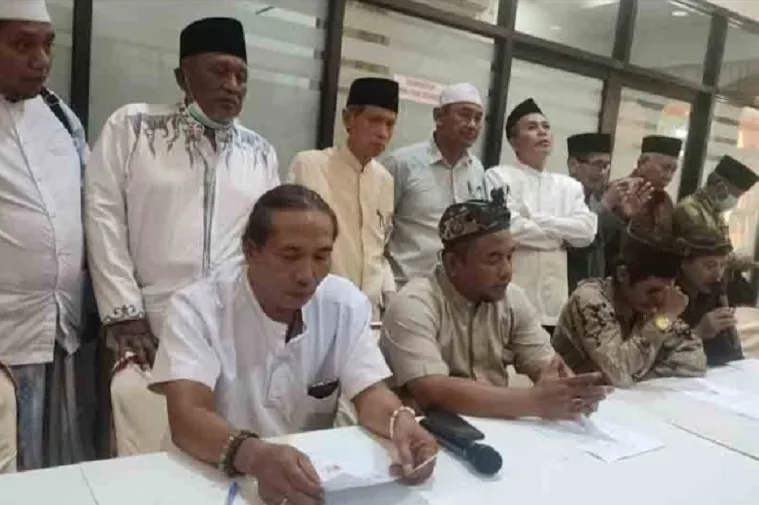 Tersangka penistaan agama Nur Hudi Didin Arianto dkk saat melakukan pertaubatan dengan membaca ulang dua kalimat Syahadat disaksikan pengurus MUI Gresik. Foto: SP/Grs.