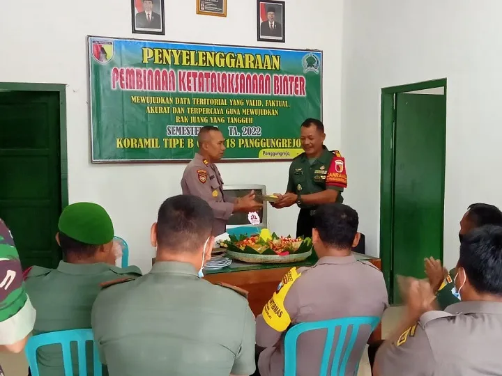 Sinergitas TNI /POLRI Tetap Solid dan Kompak, Kapolsek Panggungrejo Iptu Agus Purnomo Kunjungi Koramil Panggungrejo