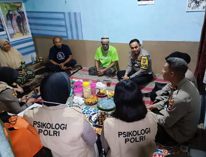 Dirlantas Polda Jatim Kunjungi Rumah Duka Korban Insiden Kanjuruhan