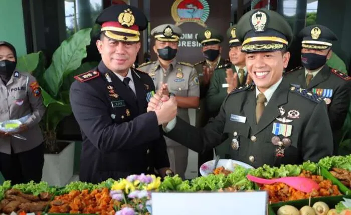 Hari  Jadi TNI ke-77, Polres Gresik Beri Kejutan Anggota Kodim 0817/Gresik