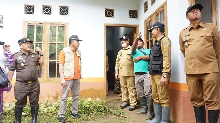 Bupati Maryoto Berikan Bantuan Korban Longsor