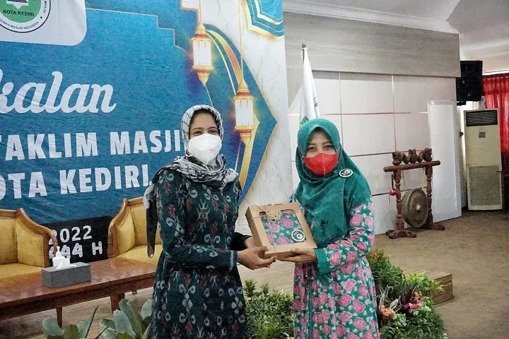 Bunda Fey Buka Pembekalan Pengurus Majelis Taklim Masjid dan Musala se-Kota Kediri