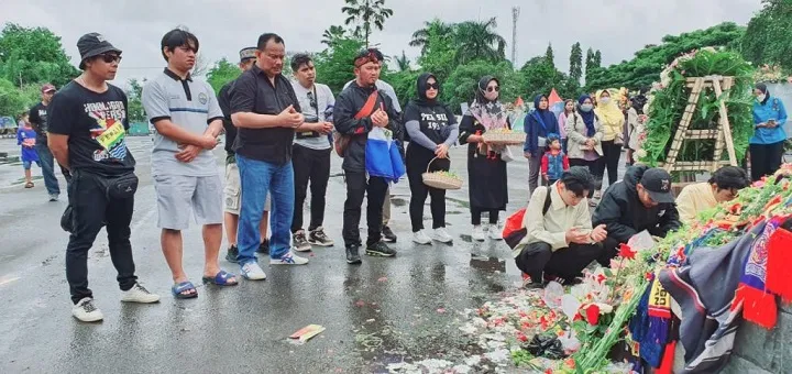 Jauh-Jauh dari Bandung demi Tabur Bunga di Kanjuruhan