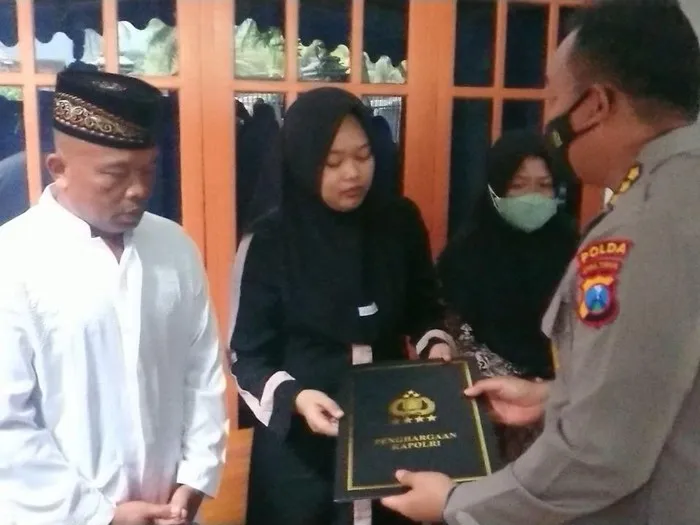 Dua Polisi Korban Tragedi Kanjuruhan dapat Penghargaan Kenaikan Pangkat