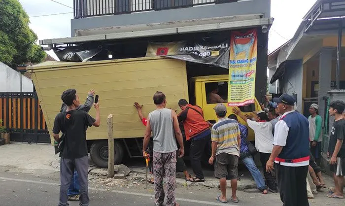Toko Kelontong di Blitar Rusak Ditabrak Mobil Boks