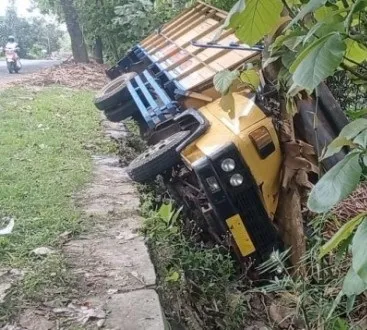 Rem Blong, Truk Nyaris Masuk Jurang
