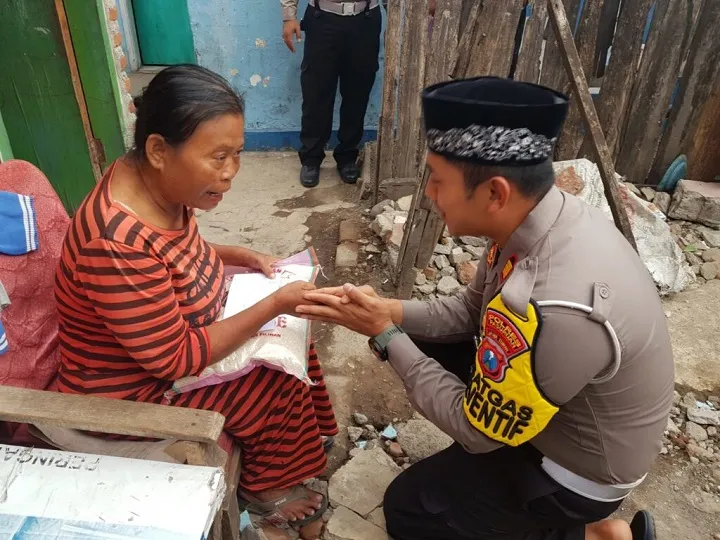 Satlantas Polres Pasuruan Santuni para Pejuang Keluarga