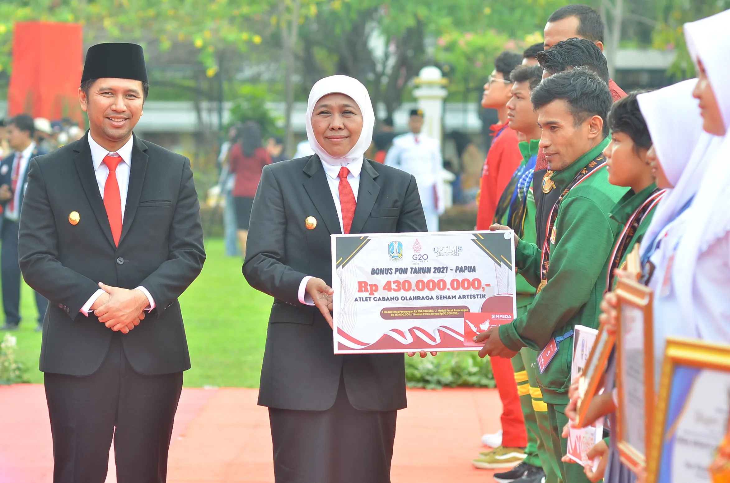 Gubernur Khofifah Serahkan Bonus Atlet Jatim Peraih Medali PON 2021