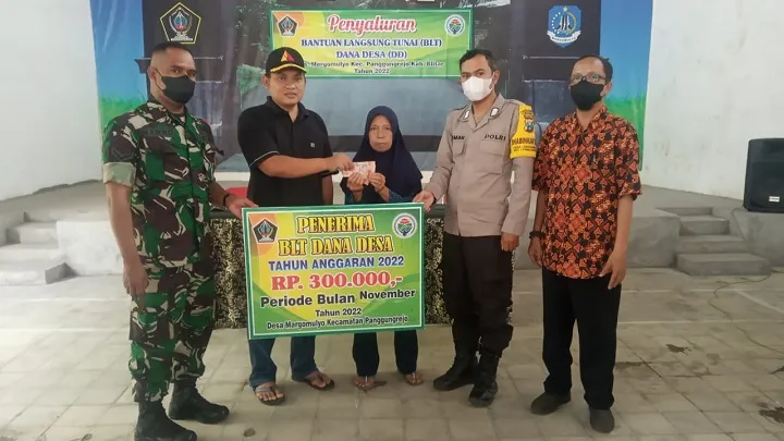 Ratusan Warga Desa Margomulyo Terima BLT-DD Dikawal Petugas Polsek Panggungrejo