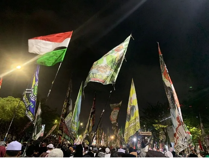 Surabaya Banjir Bendera Syekhermania di Tugu Pahlawan