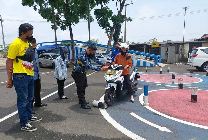 SOLUSI Program Unggulan Satlantas Polres Blitar Bantu Masyarakat Pengajuan SIM Baru