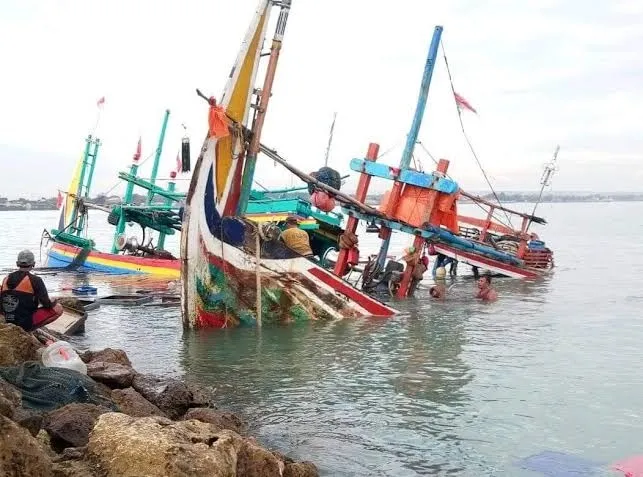 Dua Kapal Nelayan di Tuban Tenggelam, 8 ABK Terselamatkan