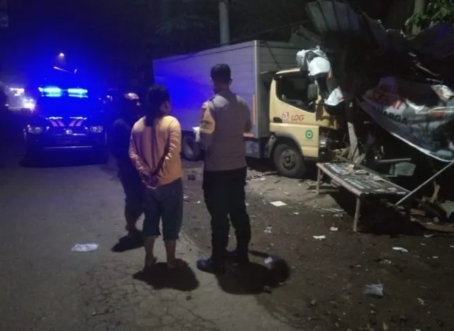 Truk Boks di Kediri Tabrak Warung