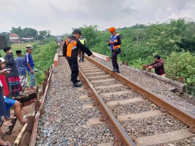 Pulang Jumatan, Santri di Pasuruan Tertabrak KA
