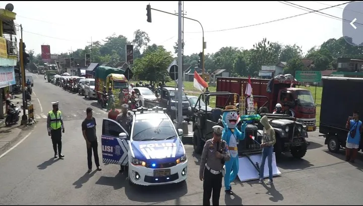 Warga Melakukan Sikap Sempurna dan Hormat Bendera Merah Putih Peringati Hari Pahlawan