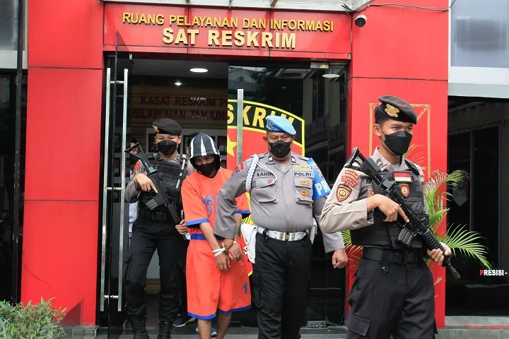 Saling Pandang Berujung Bacokan