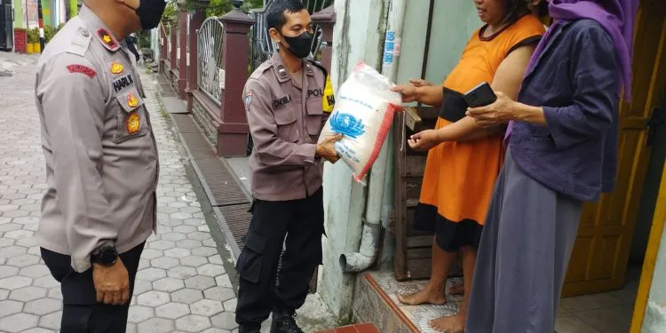 Polres Pelabuhan Tanjung Perak Salurkan Bantuan Beras Kepada Warga