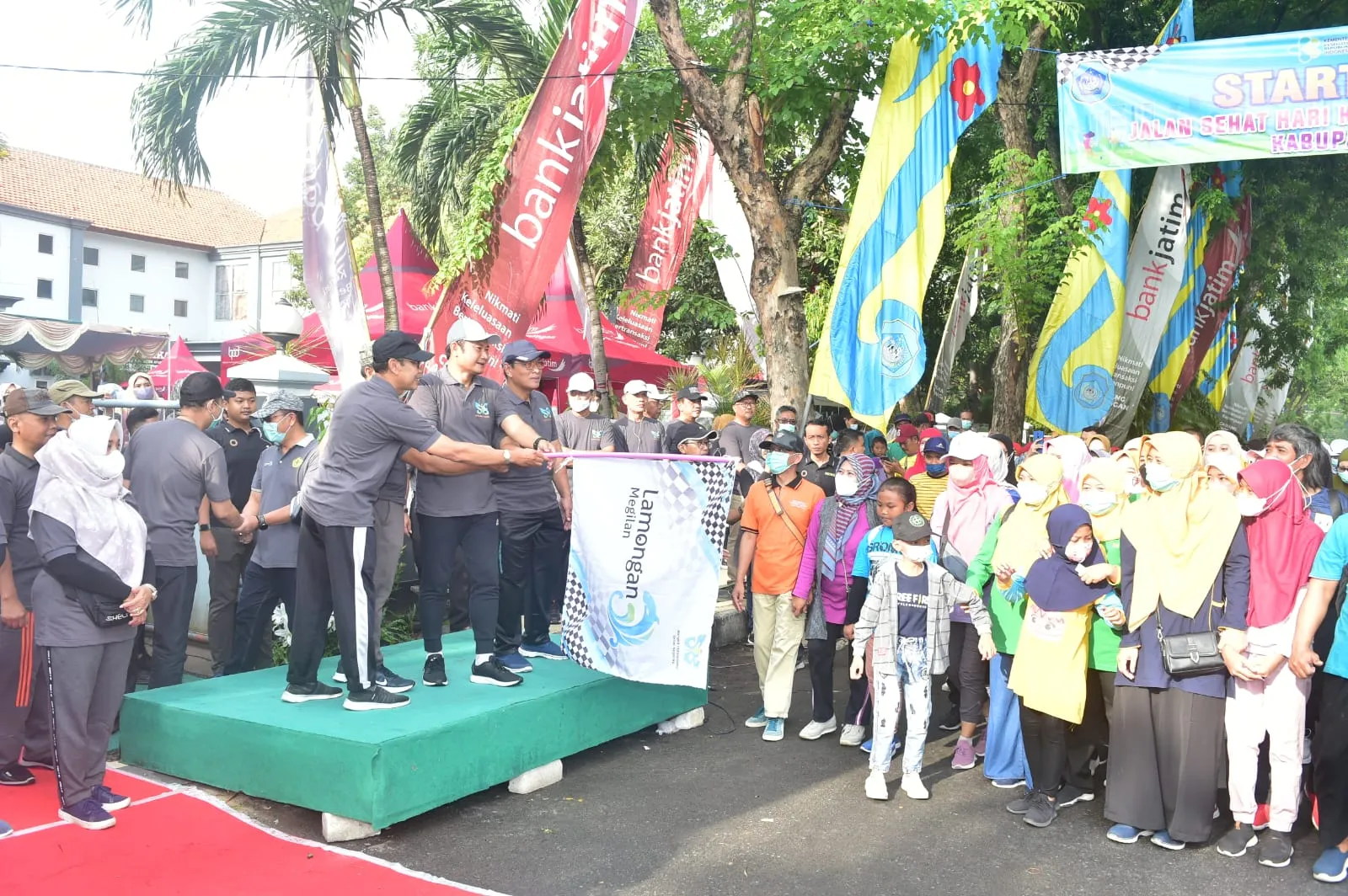 Ribuan Insan dan Kader Kesehatan Ikuti Jalan Sehat Dinkes Lamongan