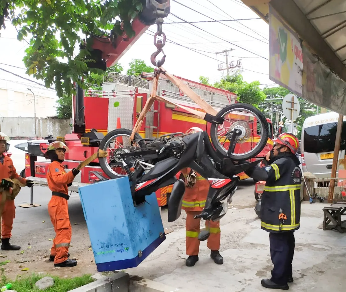 Tersenggol Pengendara lain, Motor Sales Obat di Surabaya Nyemplung ke Selokan