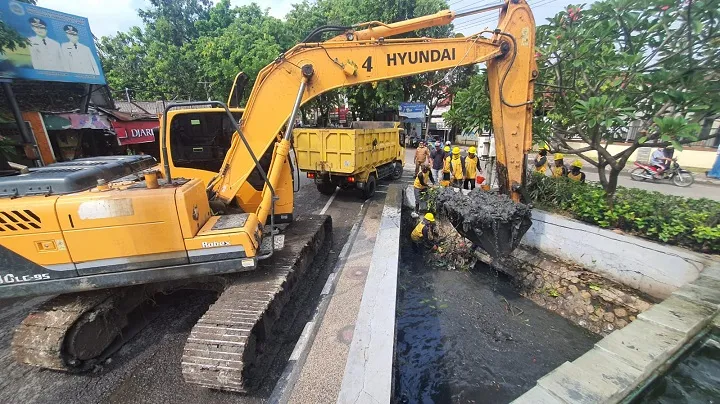 Potensi Bencana Terus Mengancam, Dinas SDA Lamongan Mulai Bersihkan Selokan
