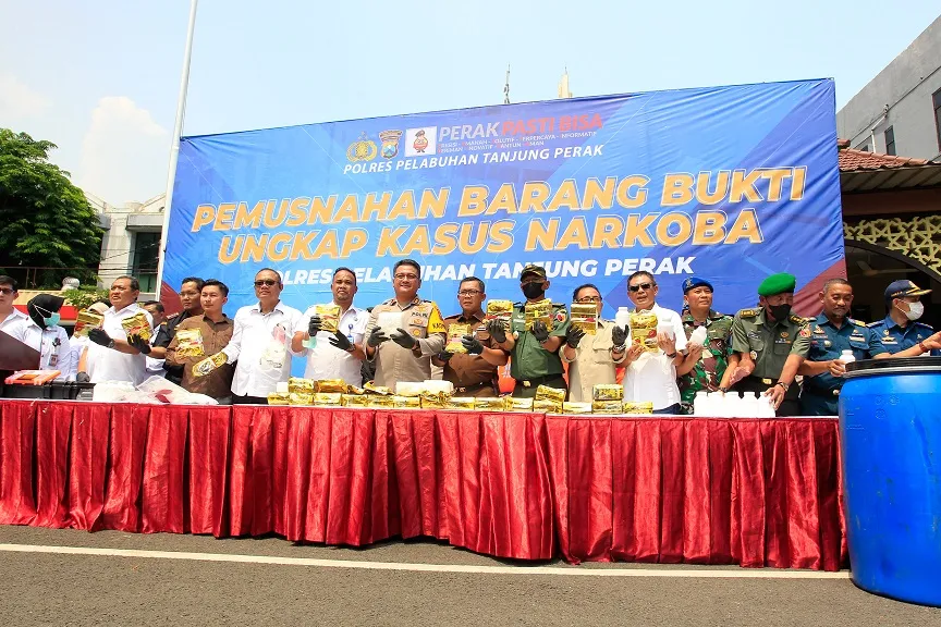 Polres Pelabuhan Tanjung Perak Musnahkan Barang Bukti Ungkap Kasus Narkoba