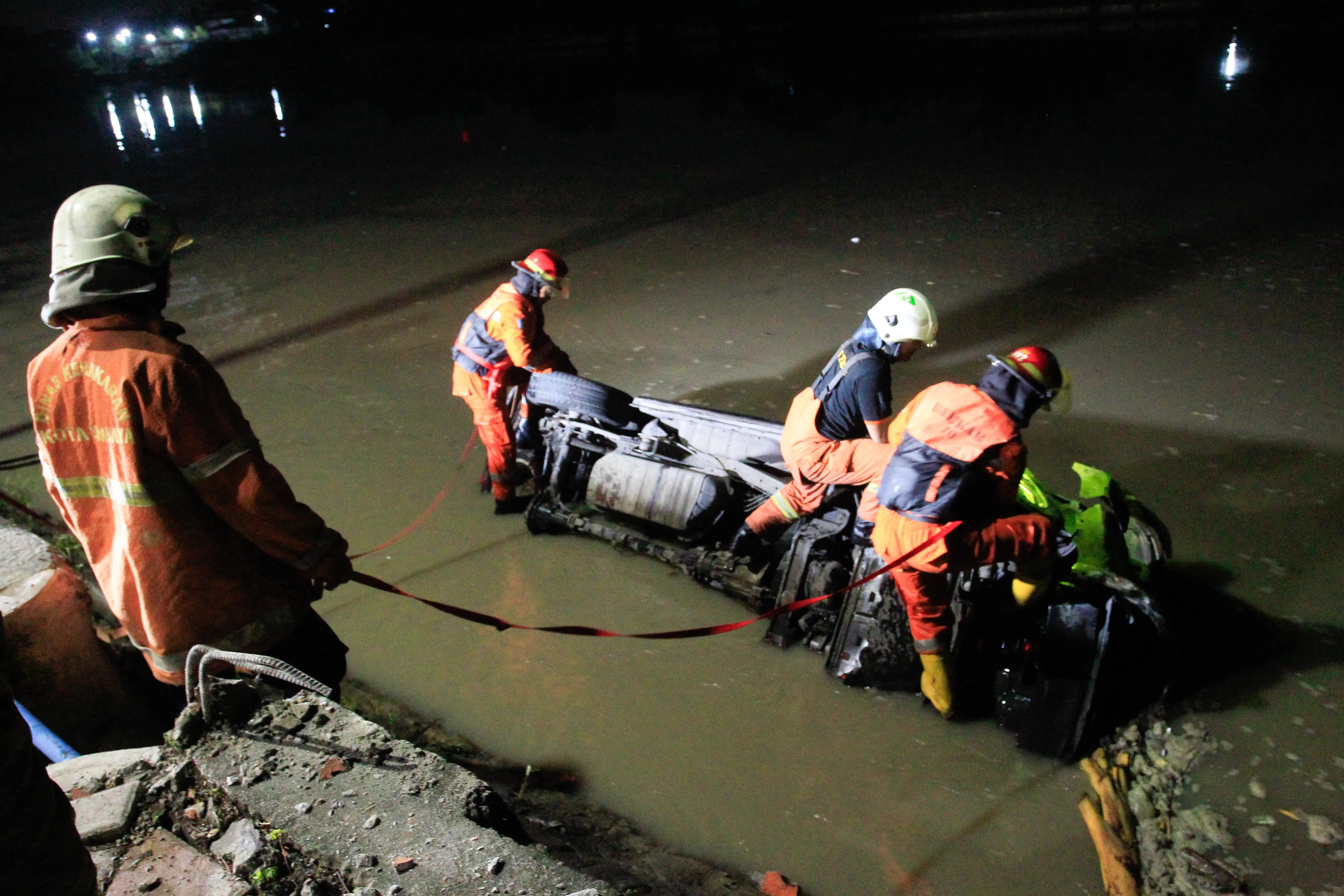 Supir Mengantuk, Mobil Suzuki Nyebur Sungai Rolak Gunungsari Surabaya