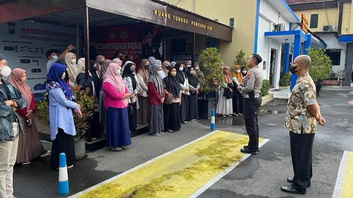 Bantu Pemohon SIM Dalam Rangka Hari Santri, Polres Blitar Kota Berikan Program Silalu