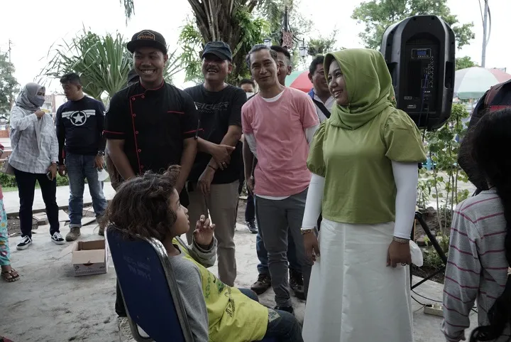 Cukur Sambil Beramal, Cara Unik Pemuda Kota Mojokerto Galang Dana Gempa Cianjur