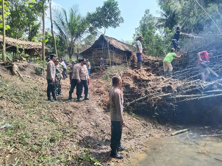 Polsek Lotim dan Polsek Rayon 3 bersama Koramil Sutojayan dan Masyarakat Kelurahan Jengglong lakukan Bakti Sosial