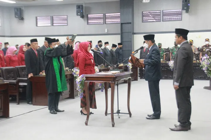 DPRD Kab Blitar Gelar Rapat Paripurna dengan Tiga Agenda, Sekaligus Lantik Anggota PAW