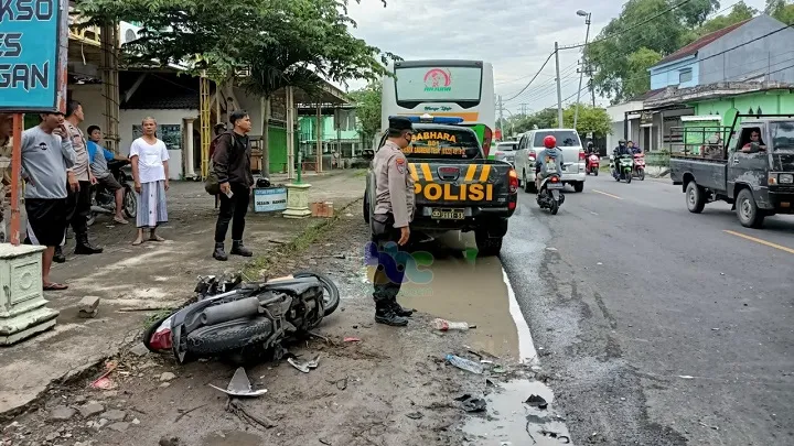 Tabrakan Motor dan Bus di Jalan Bojonegoro-Babat, Pengendara Motor Luka Parah