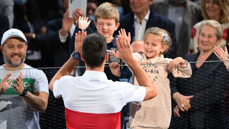 Novak Djokovic bersama kedua anaknya. Foto: Getty Images.