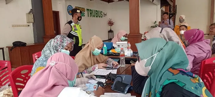 Polsek Tuban Kota Laksanakan Vaksin On The Spot