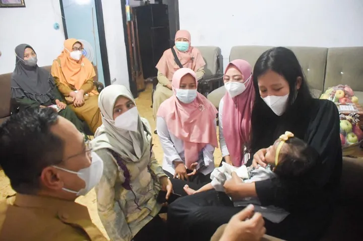 Ketua TP PKK Kota Kediri Kunjungi Klarisa Bayi dengan Berat Badan Kurang