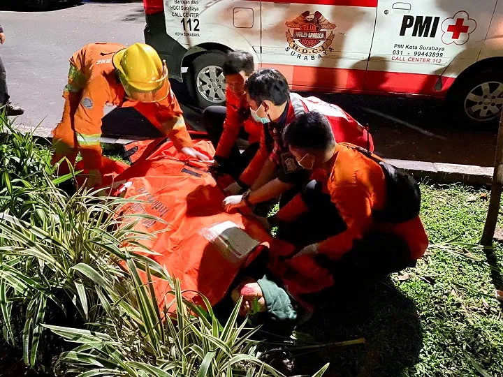 Diduga Sopir Mabuk, Mobil Honda Jazz Tabrak Pohon