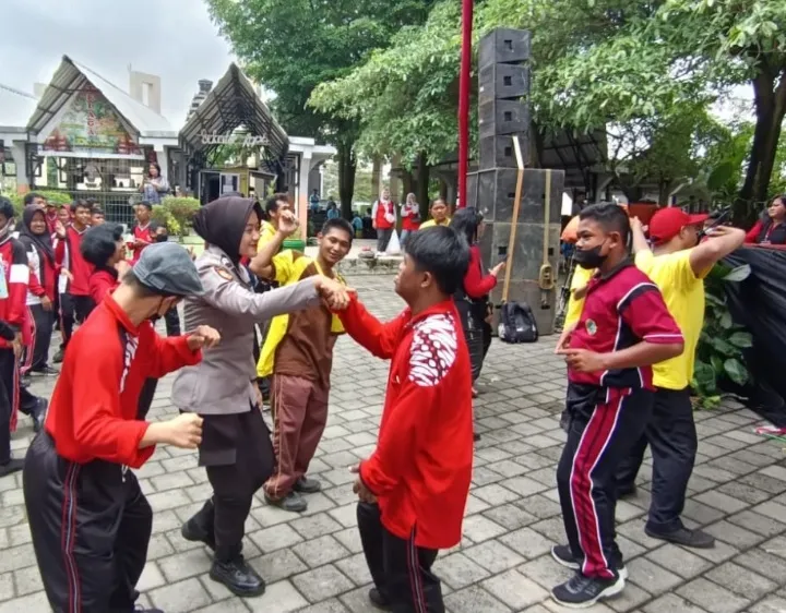 Ratusan Murid SLB Joget Bareng dengan Polwan dan Orang Tuanya