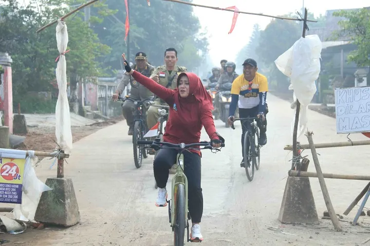 Bupati Ikfina Gowes Bareng Masyarakat Sembari Sosialisasi Cukai Ilegal