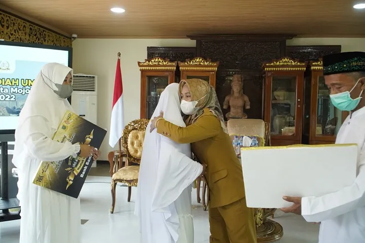 Wali Kota Ning Ita Senang dan Haru, Tukang Kayu Dapat Undian Umroh PBB