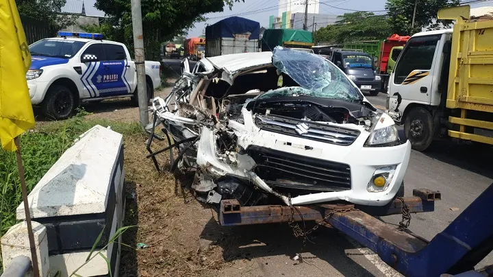 Mobil Ertiga Ringsek Tabrak Truk Muatan Kertas Gelondongan