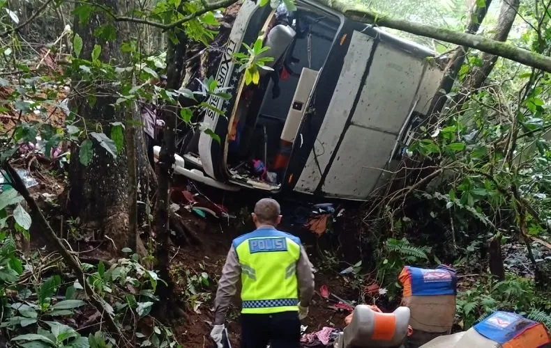 Bus Rombongan Wisata Masuk Jurang, 7 Tewas
