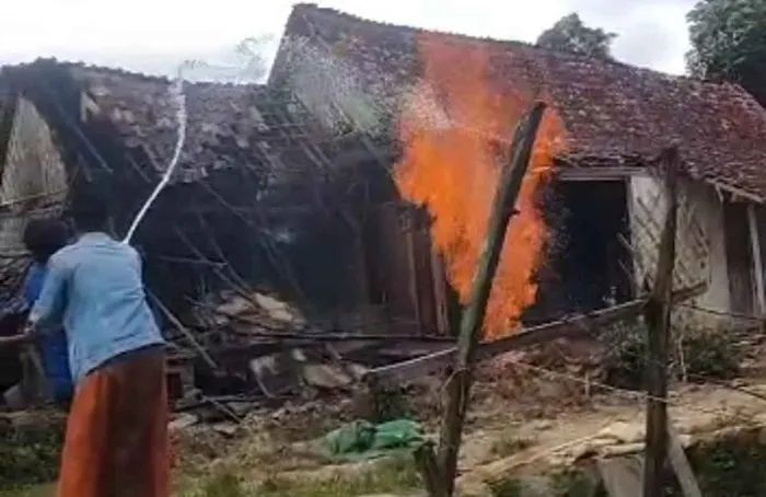 Sumur Bor di Sampang Semburkan Api