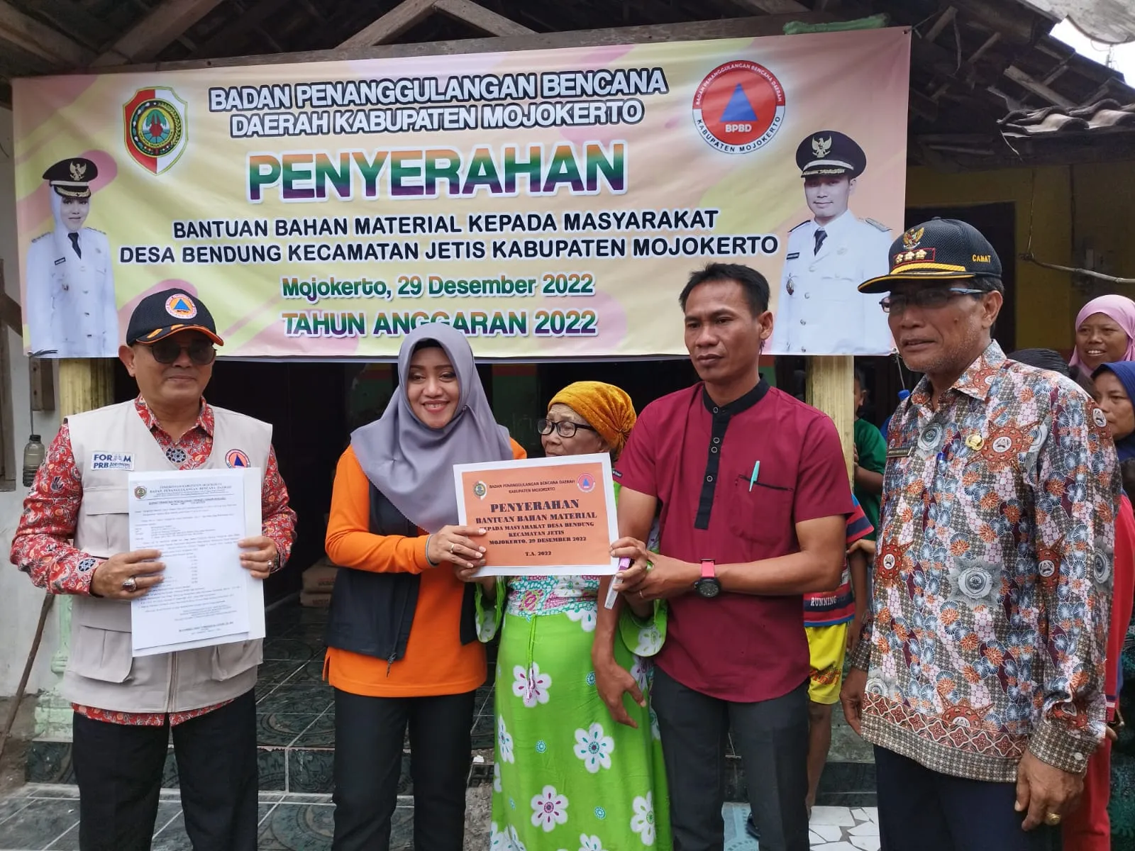 Bupati Ikfina Serahkan Bansos Kepada Warga Terdampak Bencana Angin Kencang