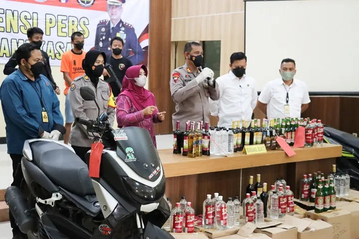 Ungkap Kasus Curanmor dan Miras, Polres Pamekasan Tangkap 15 Tersangka