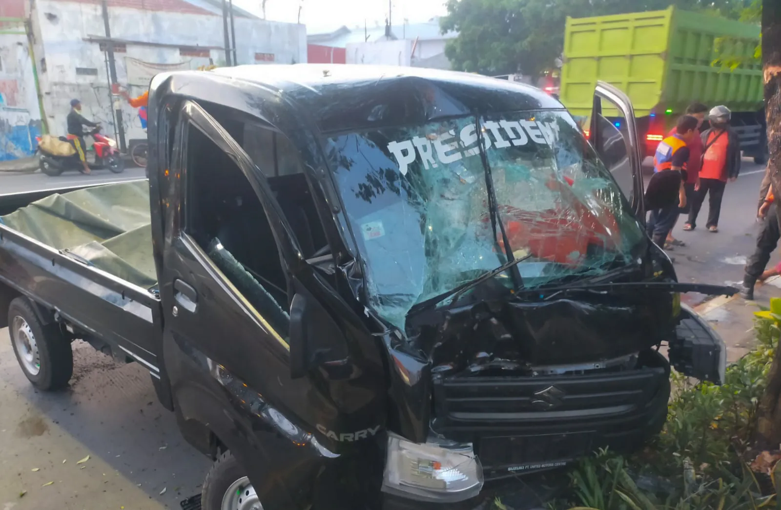 Sopir Ngantuk, Pick Up Suzuki Carry Tabrak Pohon di Kedung Cowek Surabaya