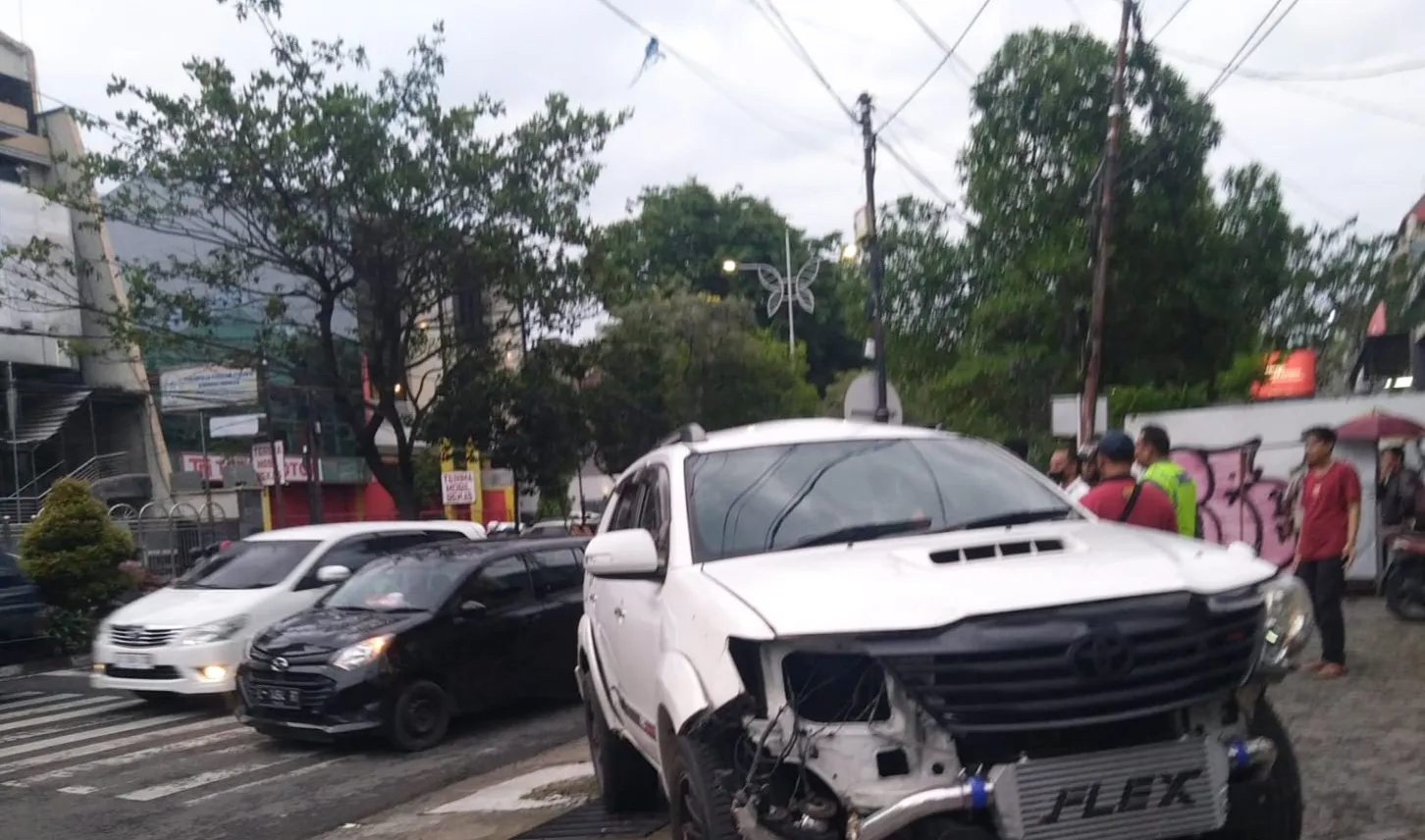 Ambil Benda Jatuh, Toyota Fortuner Tabrak Pohon hingga Terguling di Ngagel Surabaya